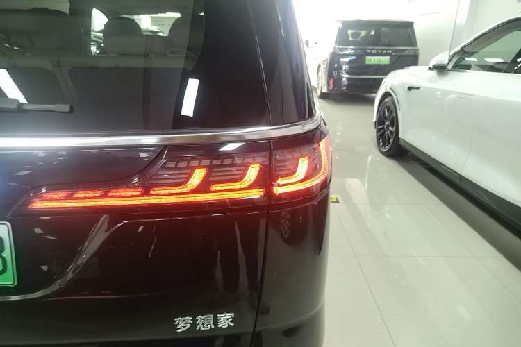 Used VOYAH Dream 2025 EV Four-Wheel Drive Flagship Kunpeng Edition