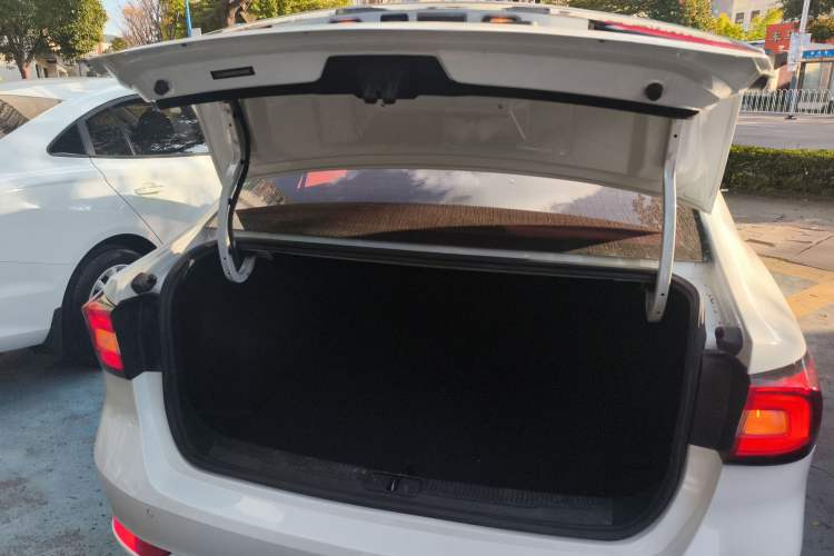 Used Roewe i5 2020 1.5L Manual 4G Connect Luxury Edition
