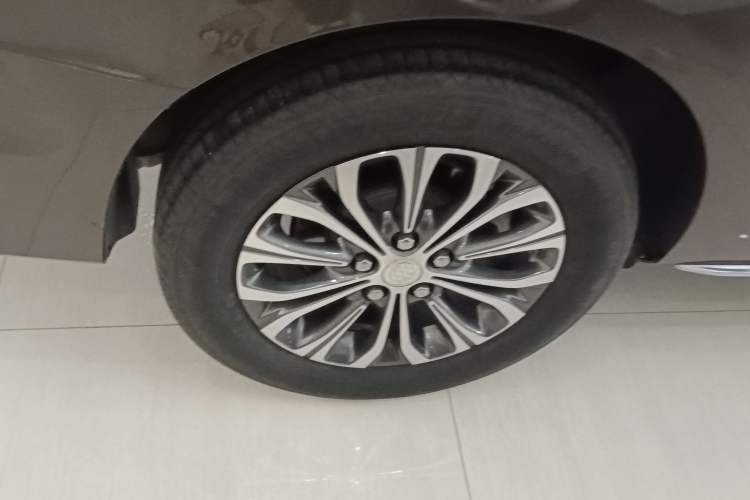 Used Buick GL8 2023 Facelifted Land Cruiser Executive Luxury Version
