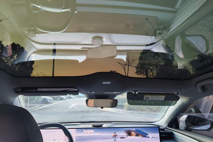 Used  E8 2024 550 km Range Rear-Wheel-Drive PRO
