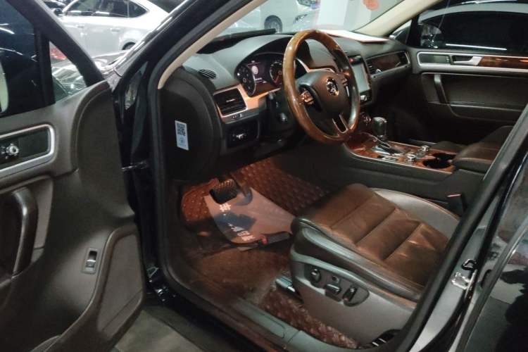 Used Volkswagen Touareg 2011 3.0 TSI Comfort Version