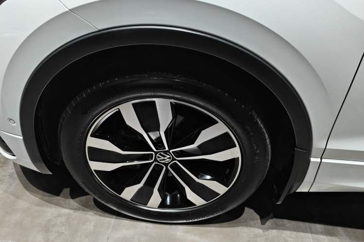 Used Volkswagen Tiguan L 2024 330TSI Automatic Two-Wheel Drive R-Line Enhanced Edition
