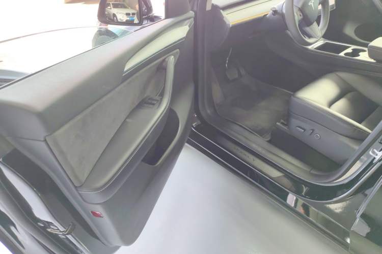 Used Tesla Model Y 2023 Long-Range All-Wheel-Drive Version
