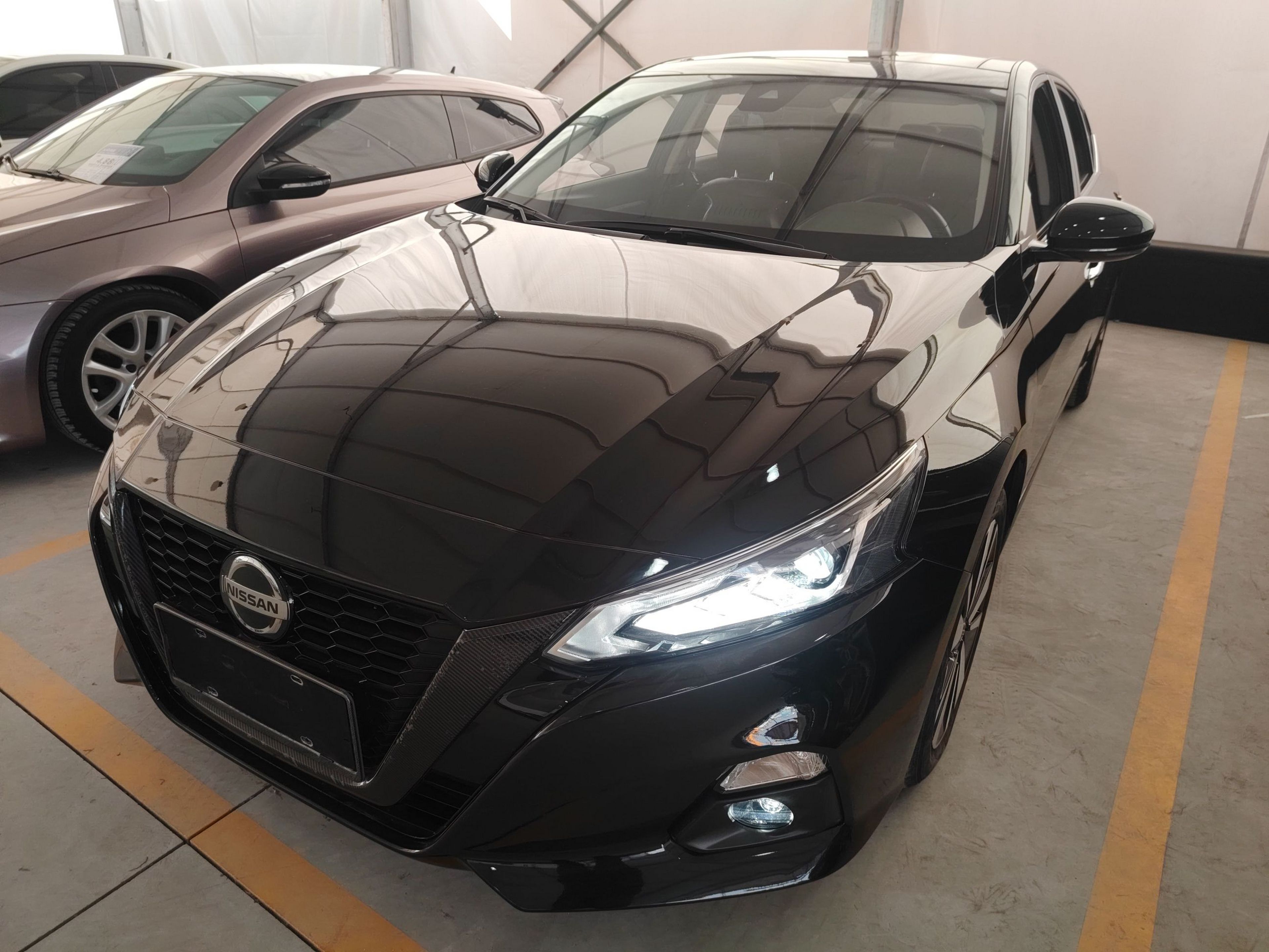 تحت مقدمة السيارة