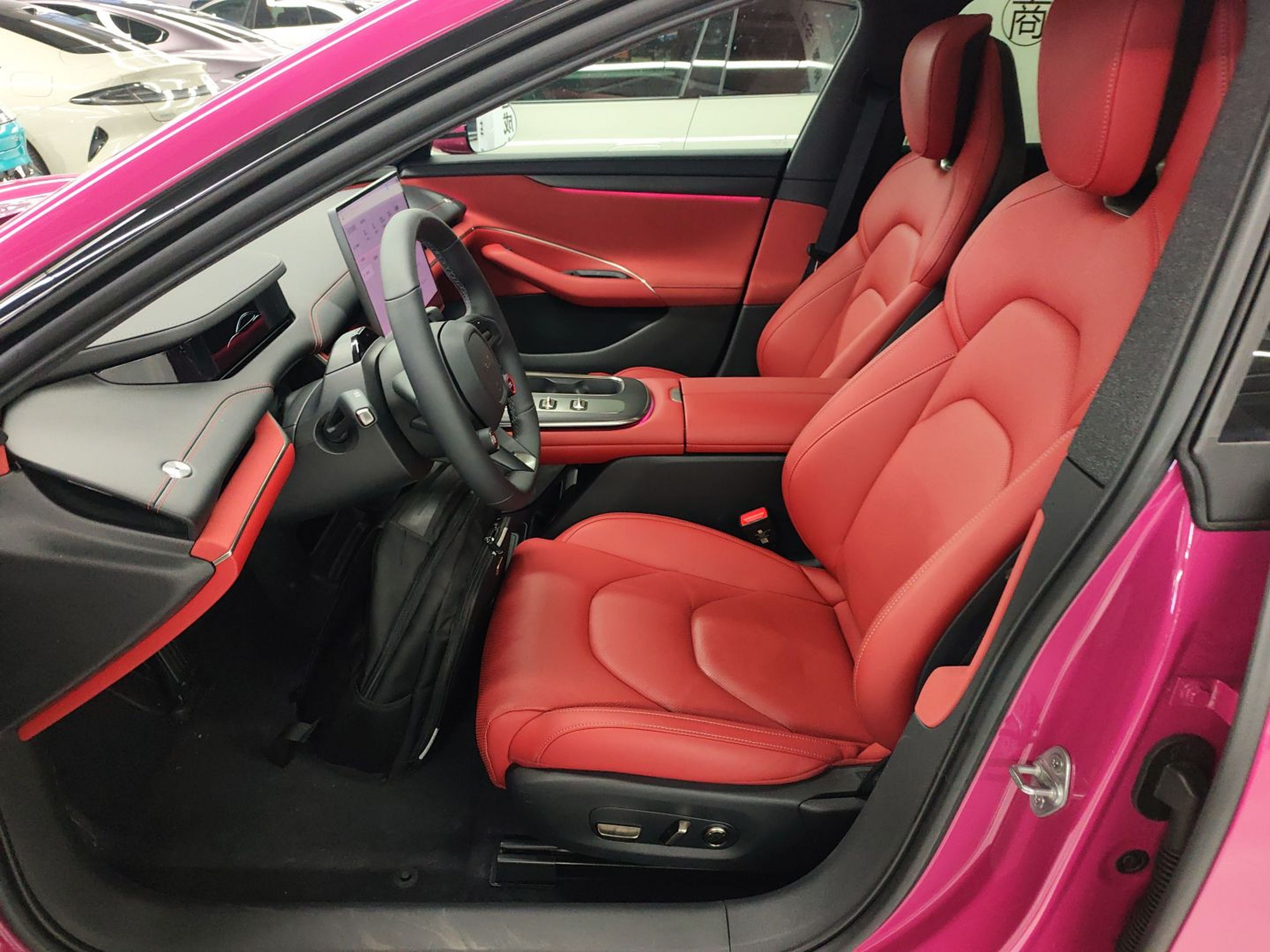 المقاعد الأمامية داخل السيارة