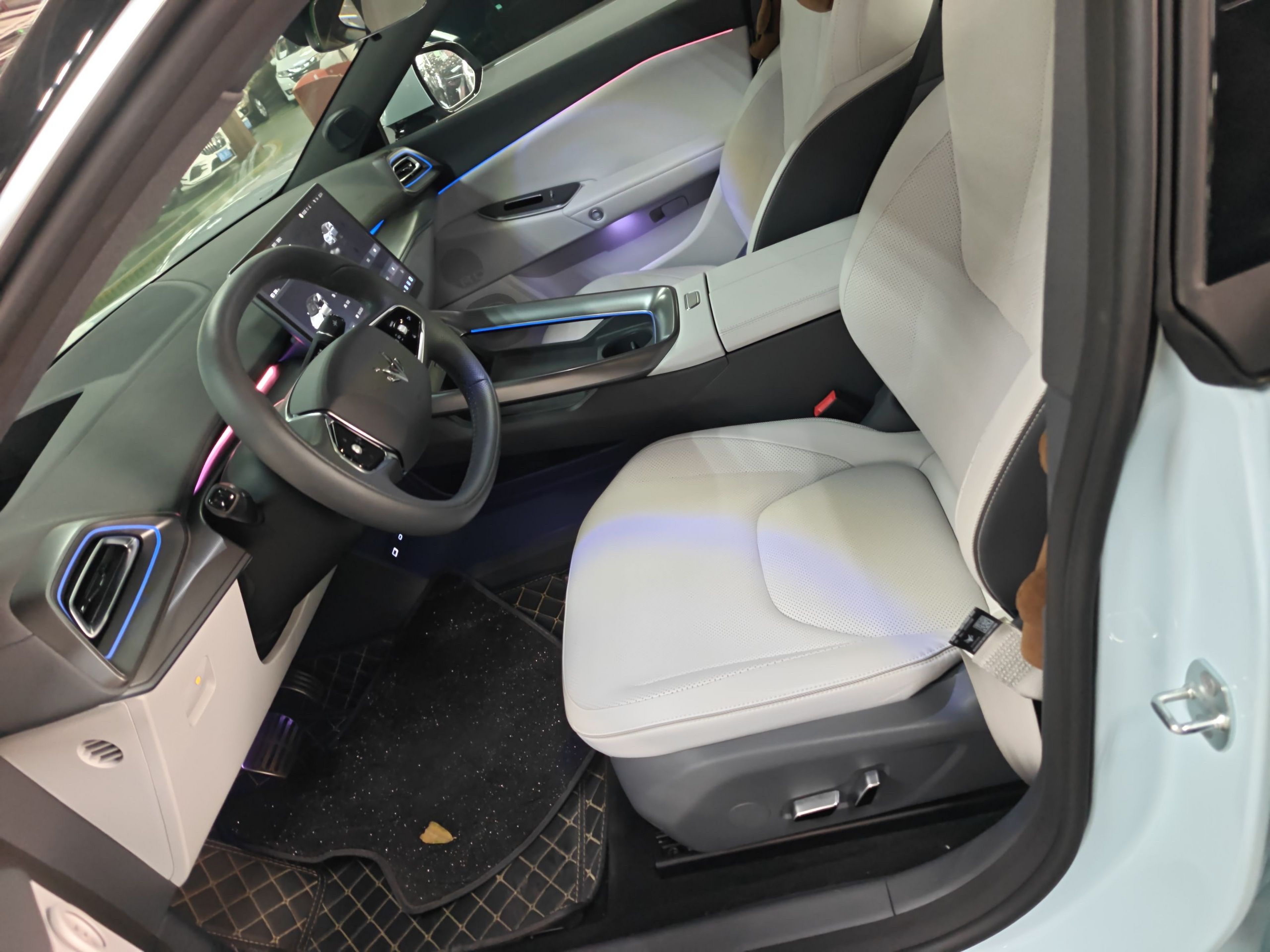 المقاعد الأمامية داخل السيارة