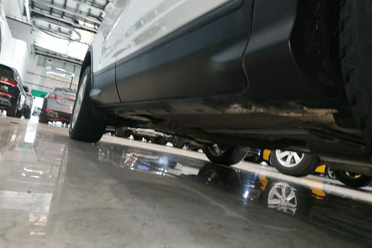 Used Ford Kuga 2017 EcoBoost 180 Two-Wheel-Drive Tiger Leap Model
