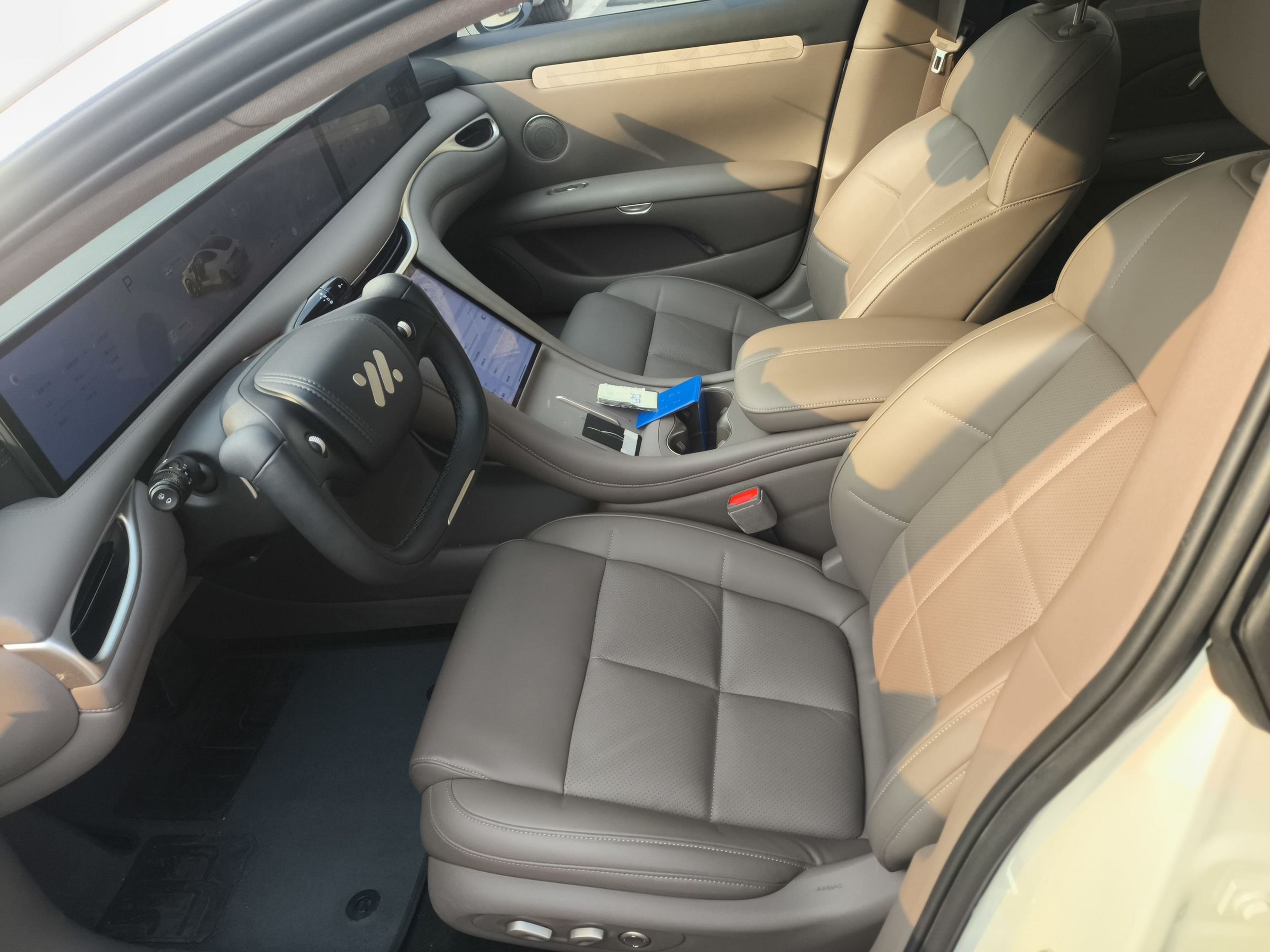 المقاعد الأمامية داخل السيارة