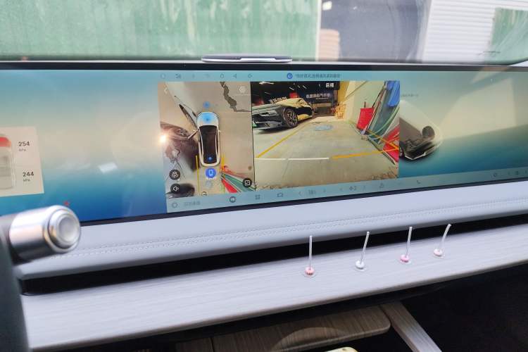 Used  E8 2024 550 km Range Rear-Wheel-Drive PRO