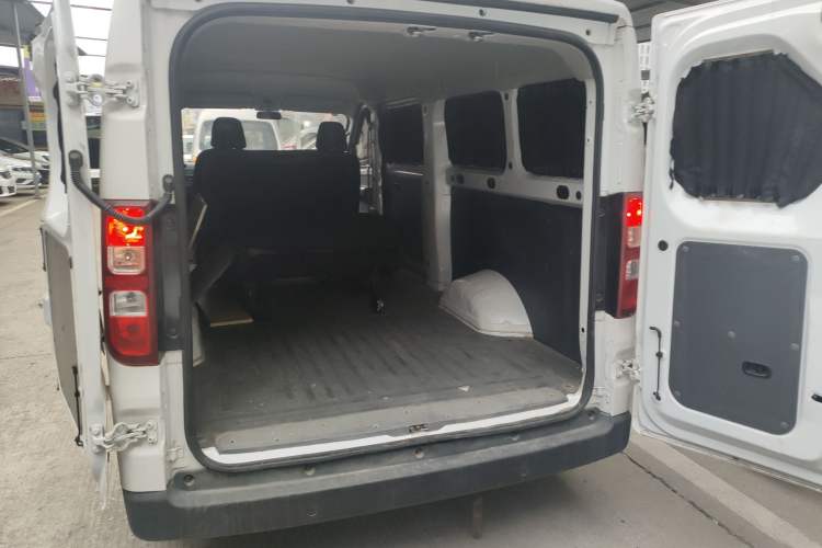 Used Wuling Yangguang 2024 300KM Comfort Version Passenger Van 75kW
