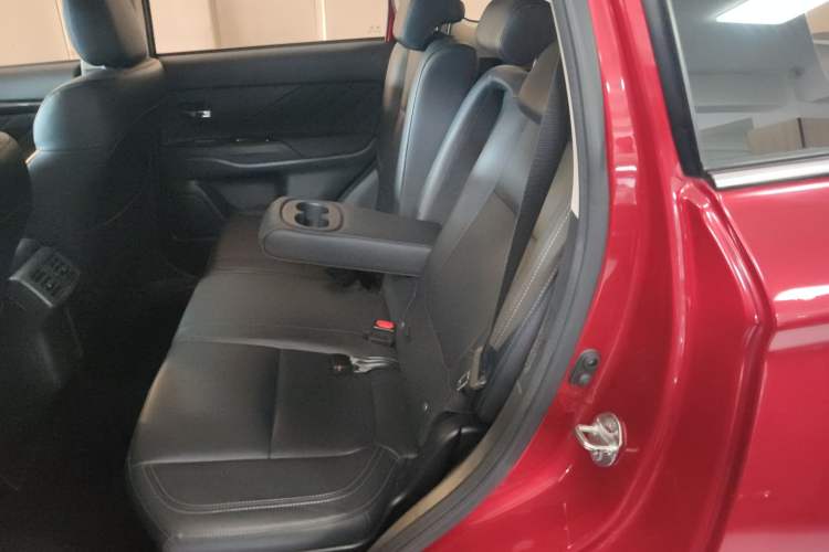 Used Mitsubishi Outlander 2019 2.4L 4x4 Zhi Xiang Edition 5 Seats China VI Standard
