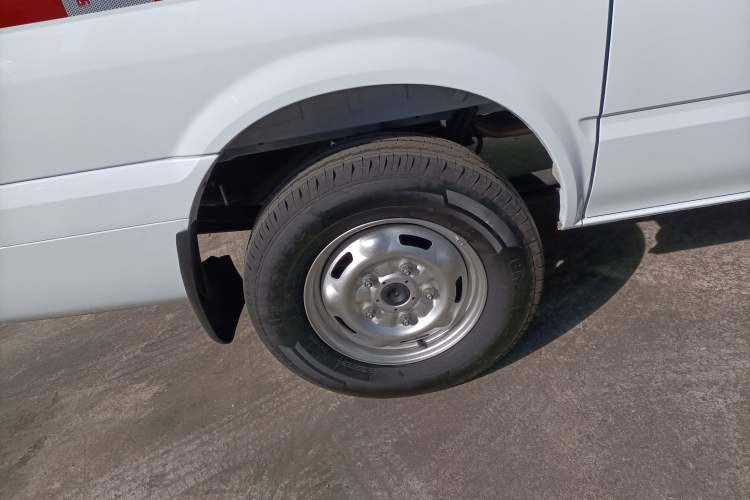 Used JMC Fushun 2023 2.0T Manual Short-Wheelbase Low-Roof Commercial Van 2/3 Seats with Lift-Up Tailgate
