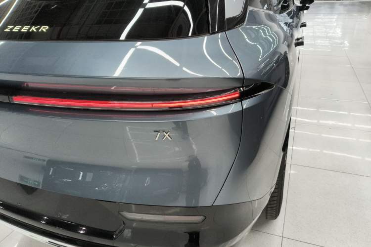 Used Zeekr 7X 2025 100 kWh Long-Range Rear-Wheel Drive with Intelligent Driving Features
