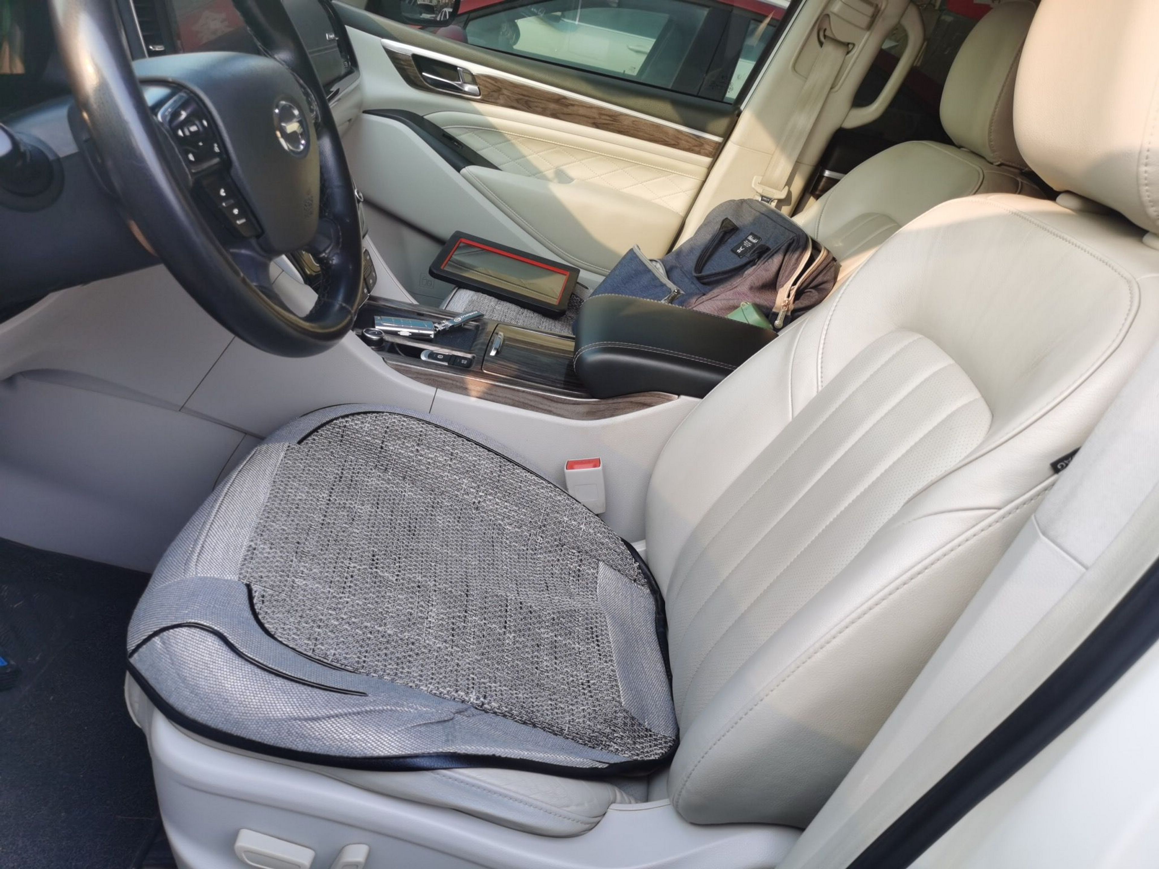 Переднее сиденье в автомобиле