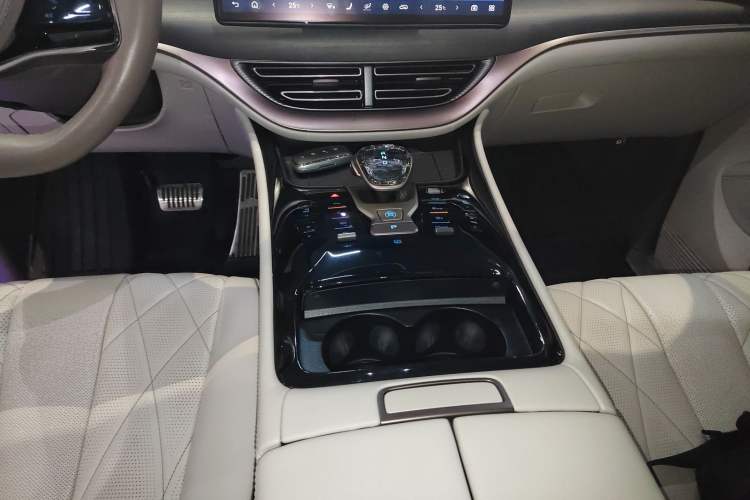 Used Denza D9 2022 DM-i 970 Four-Wheel Drive Prestige Model
