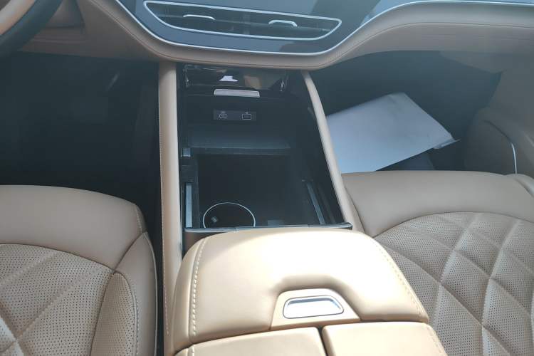 Used  R7 2023 Rear-Drive Screen King Edition
