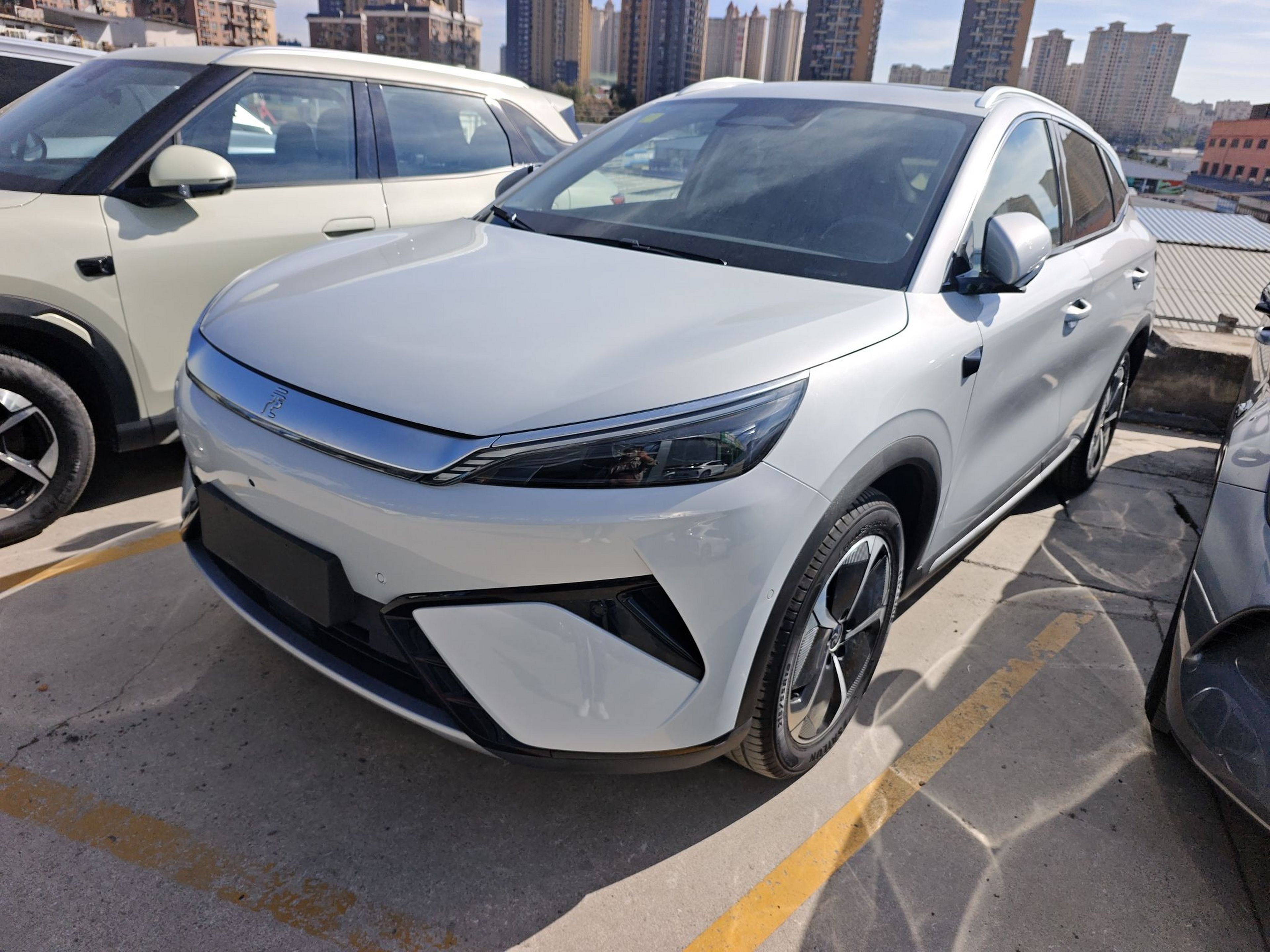 Под передней частью автомобиля