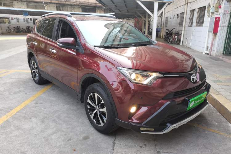 Used Toyota RAV4 2016 2.0L CVT Two-Wheel Drive Fashion Edition China V Standard
