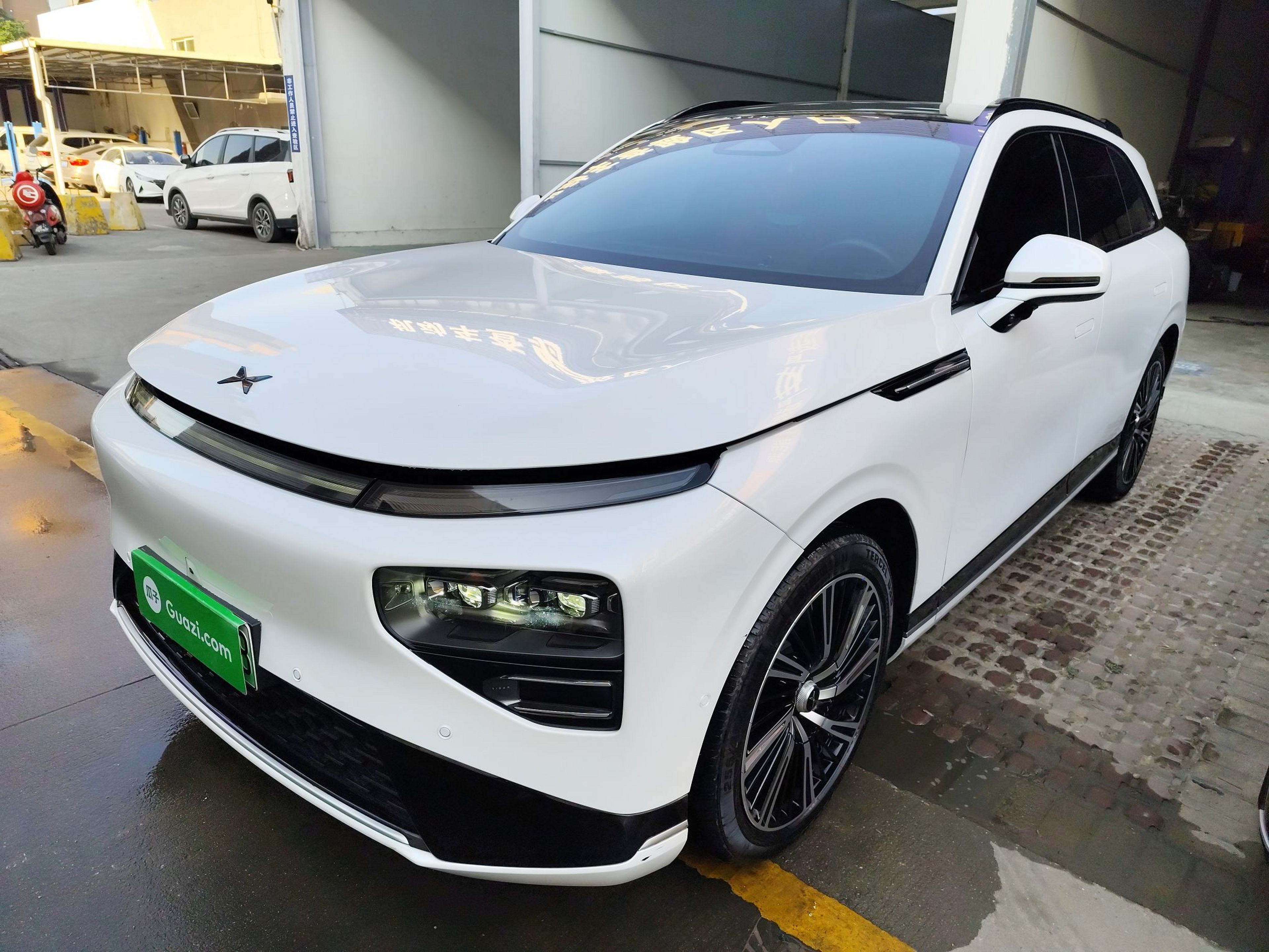 Под передней частью автомобиля