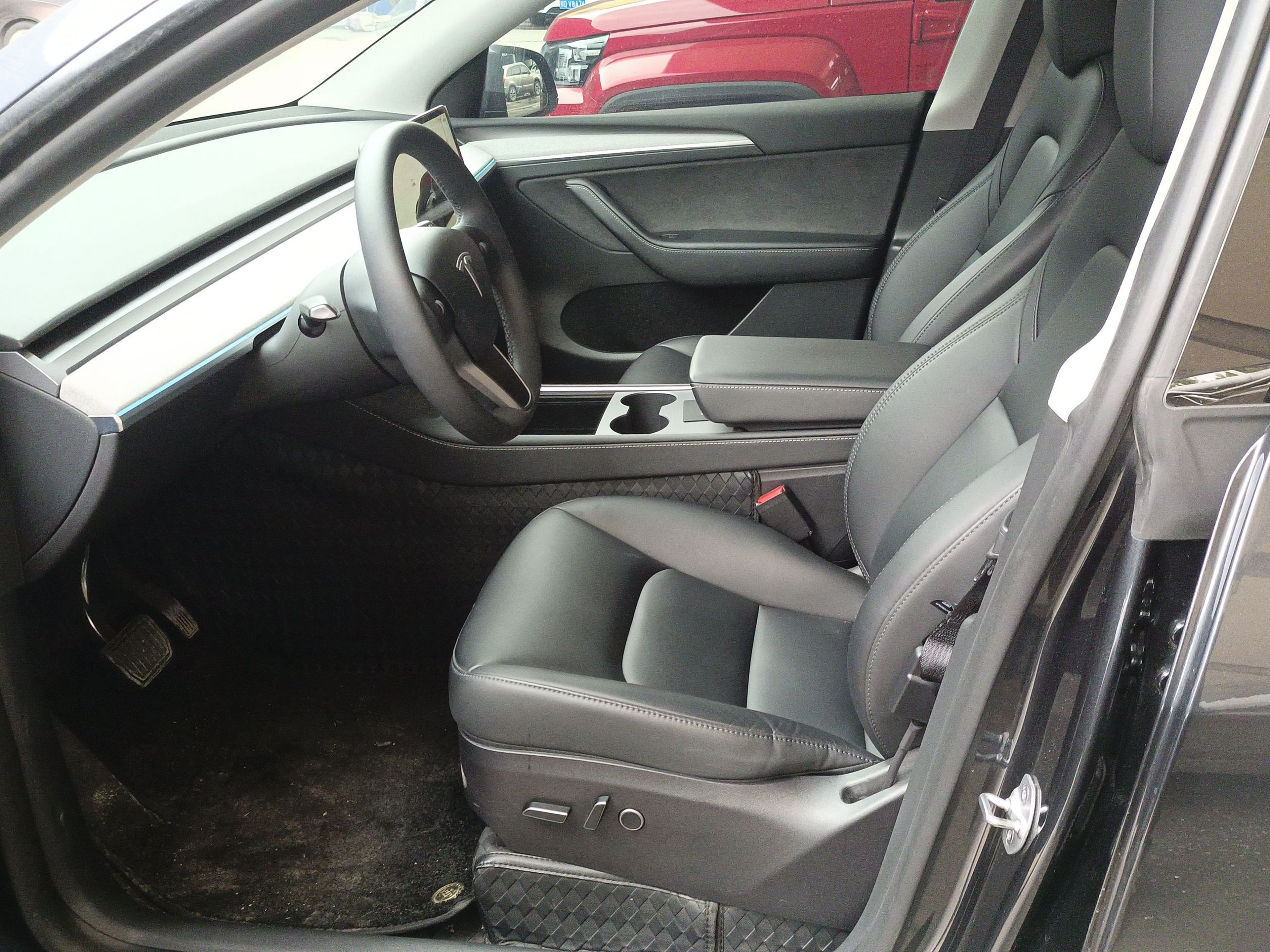 المقاعد الأمامية داخل السيارة