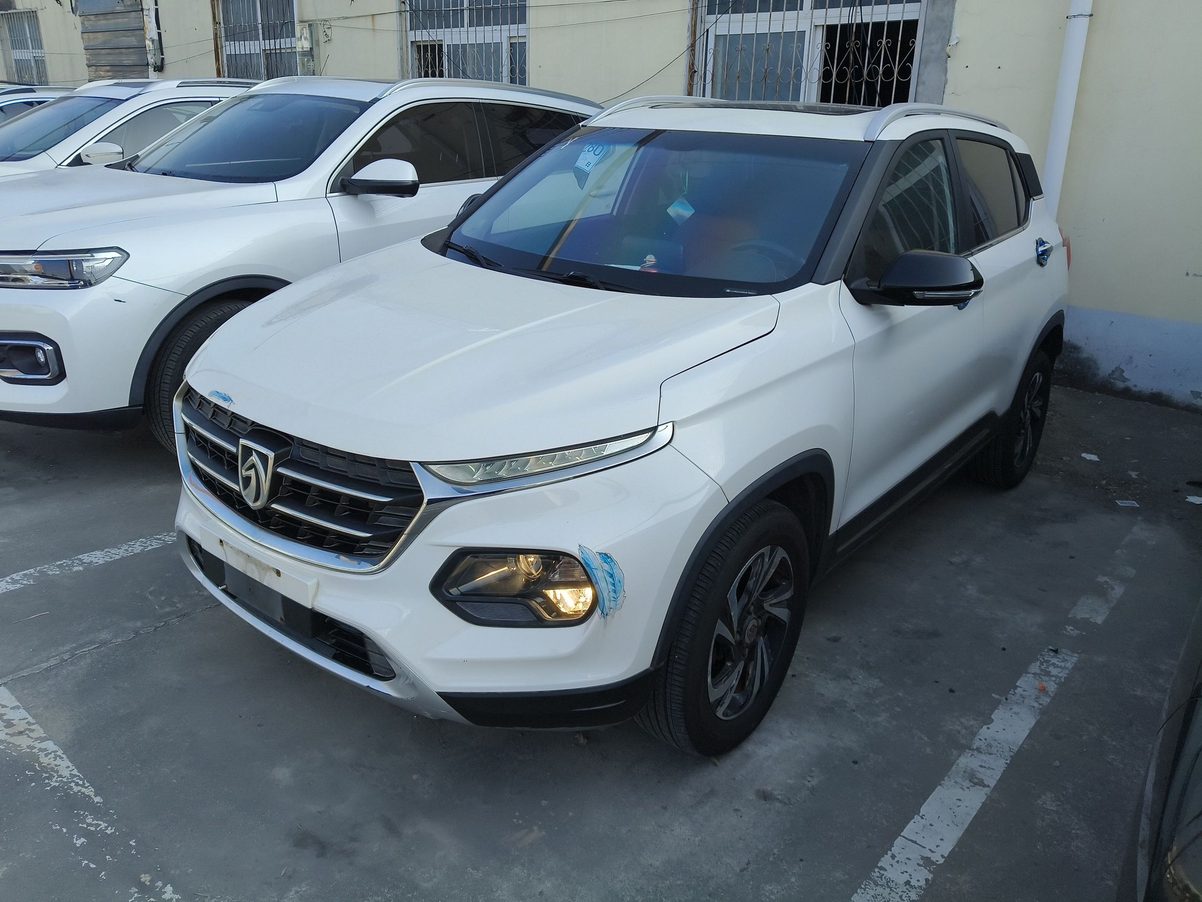 Под передней частью автомобиля