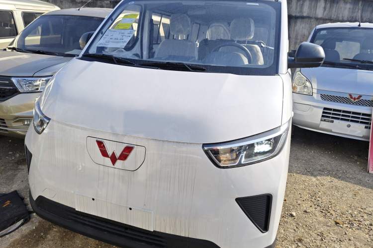 Used Wuling Yangguang 2024 300KM Comfort Version Passenger Van 75kW
