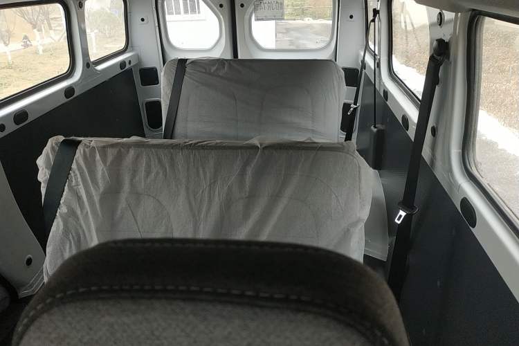 Used Wuling Yangguang 2024 300KM Comfort Version Passenger Van 75kW