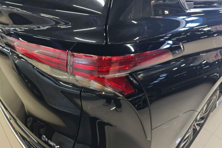 Used Toyota Granvia 2024 2.5L Hybrid Luxury Edition