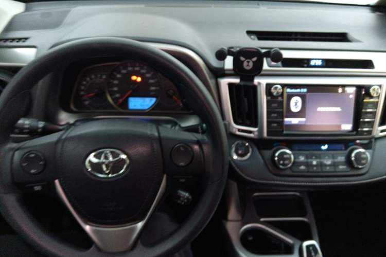 Used Toyota RAV4 2016 2.0L CVT Two-Wheel Drive Fashion Edition China V Standard
