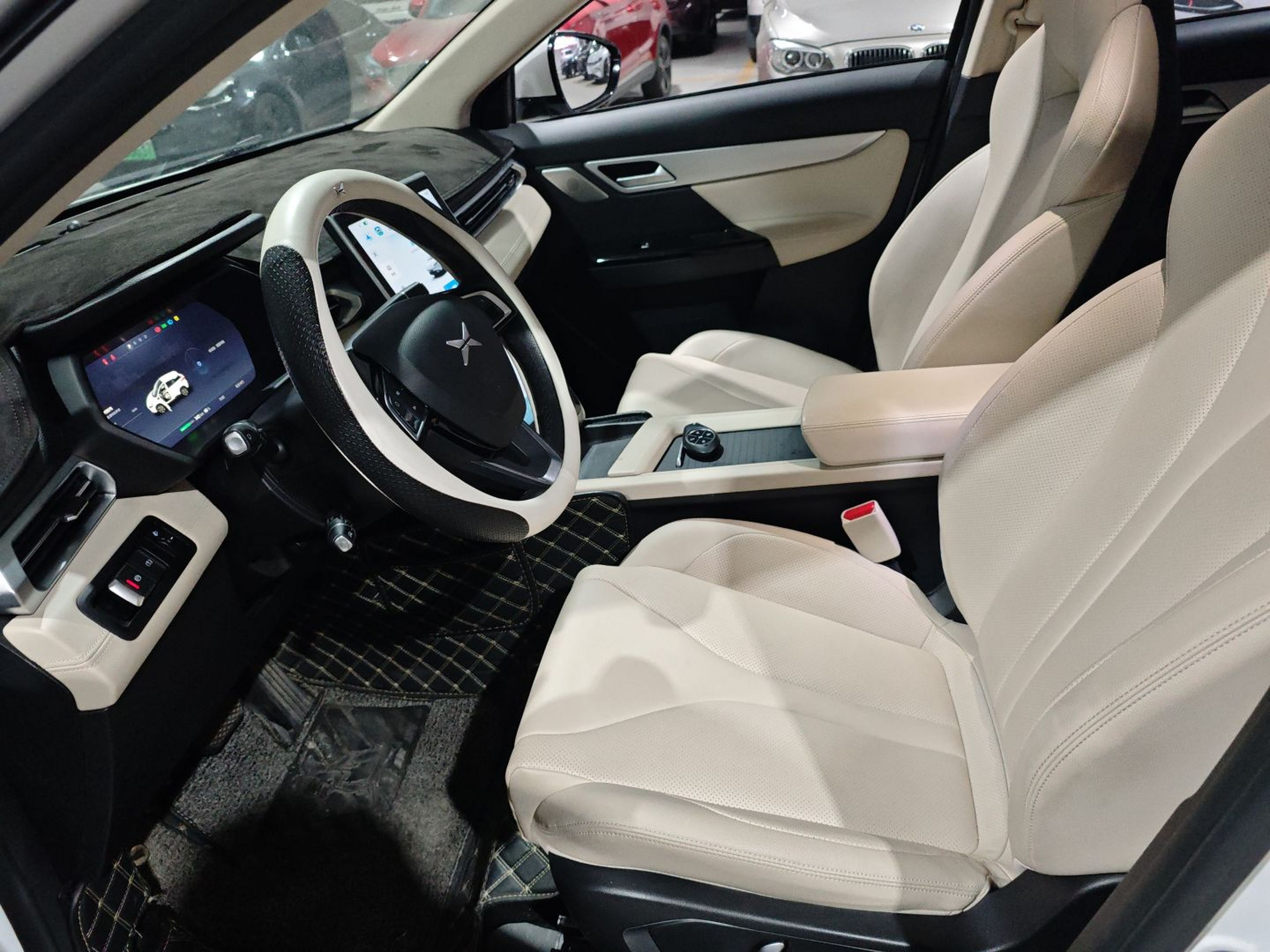 المقاعد الأمامية داخل السيارة