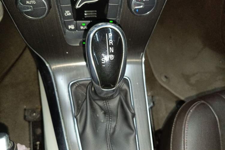 Used Volvo V40 2015 1.6T Zhiya Edition
