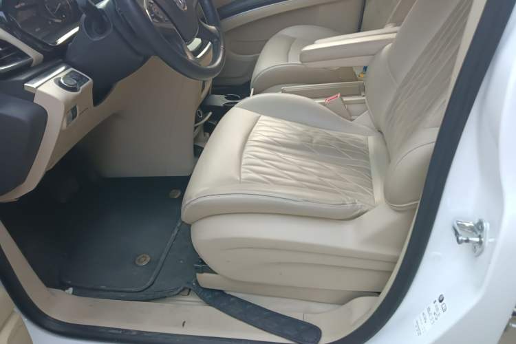 Used Buick GL8 2023 Facelifted Land Cruiser Executive Luxury Version