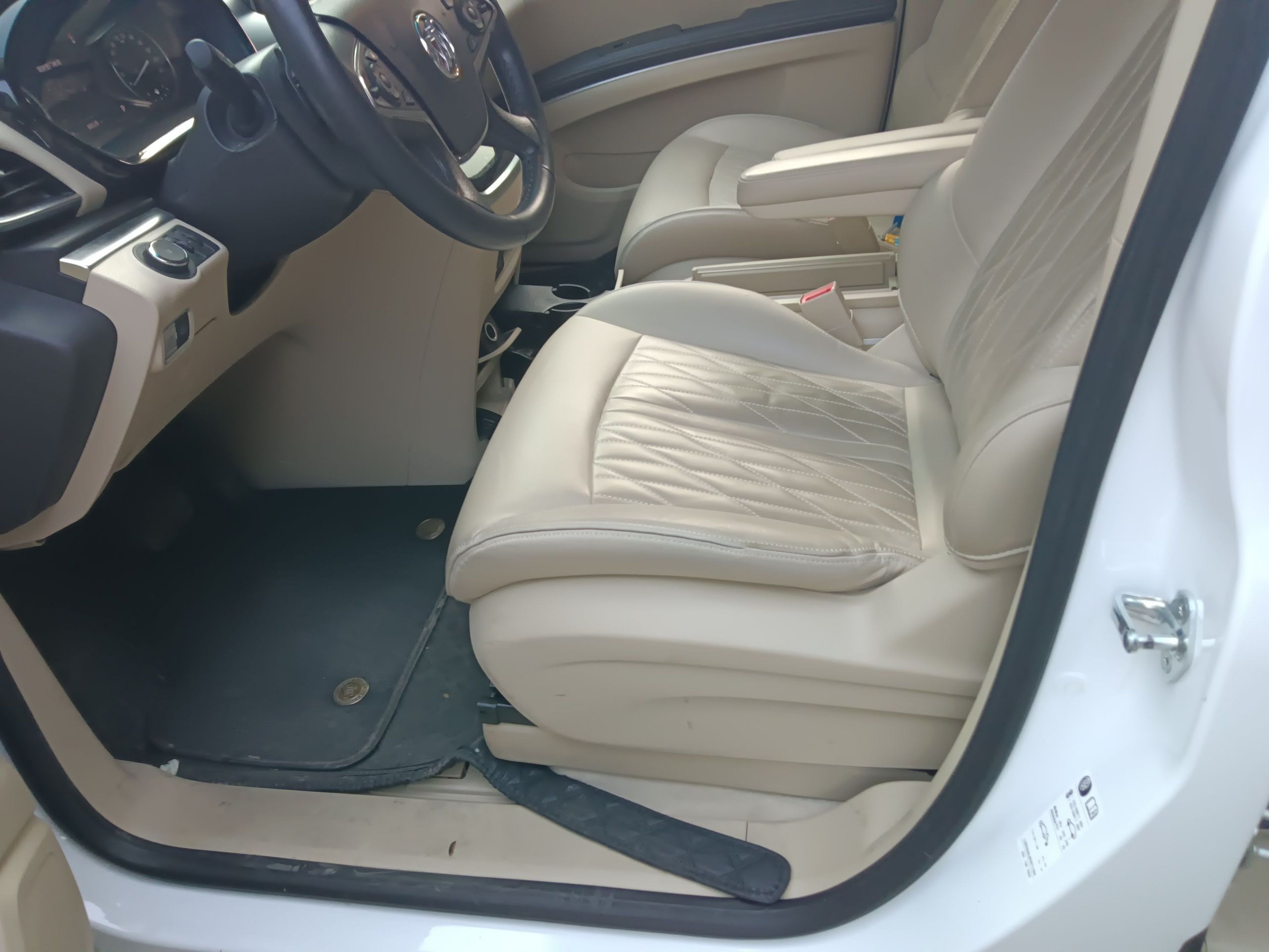 Переднее сиденье в автомобиле