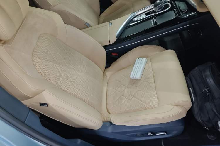 Used VOYAH FREE 2021 Four-Wheel Drive Standard Range-Extended Exclusive Luxury Package
