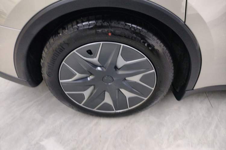 Used Tesla Model Y L 2025 Long-Range All-Wheel-Drive Version
