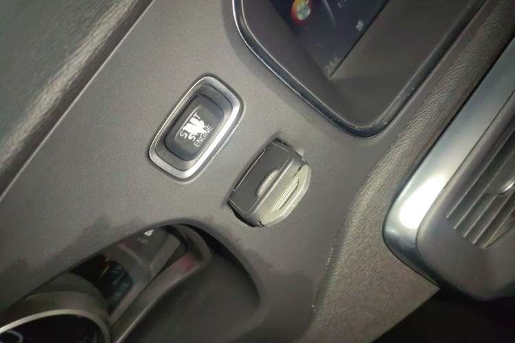 Used Volvo V40 2016 T3 Zhiyi Edition
