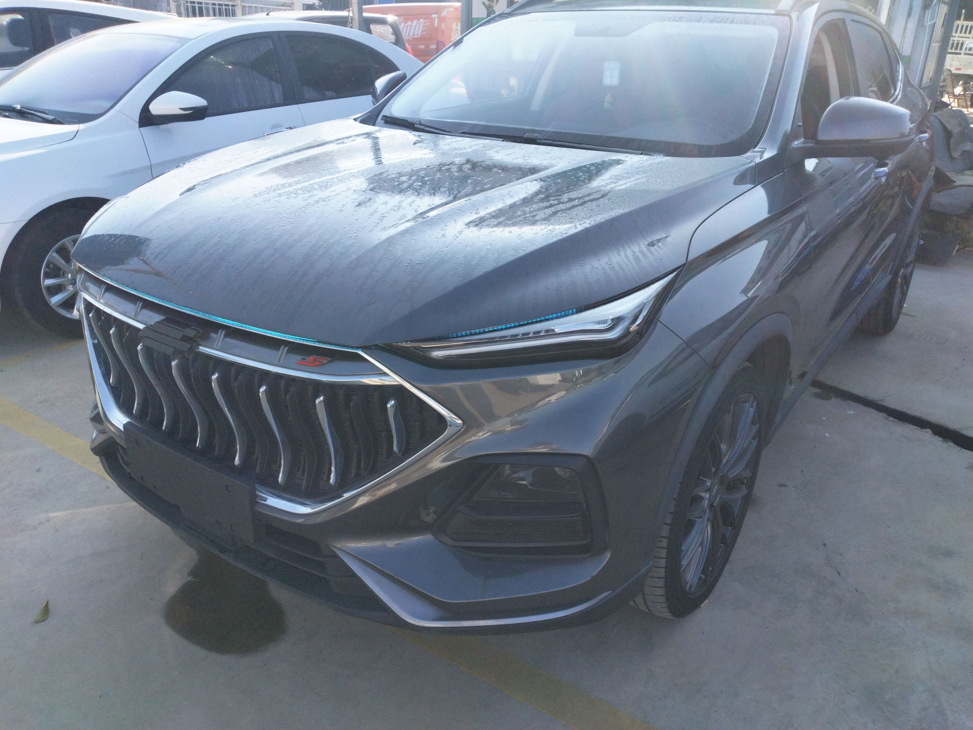 Под передней частью автомобиля