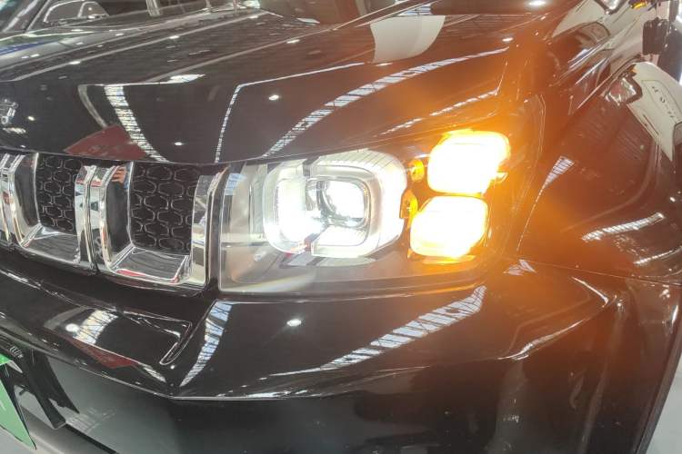 Used  BJ40 2020 2.0T Automatic Four-Wheel Drive Urban Hunter Edition Chivalrous Type
