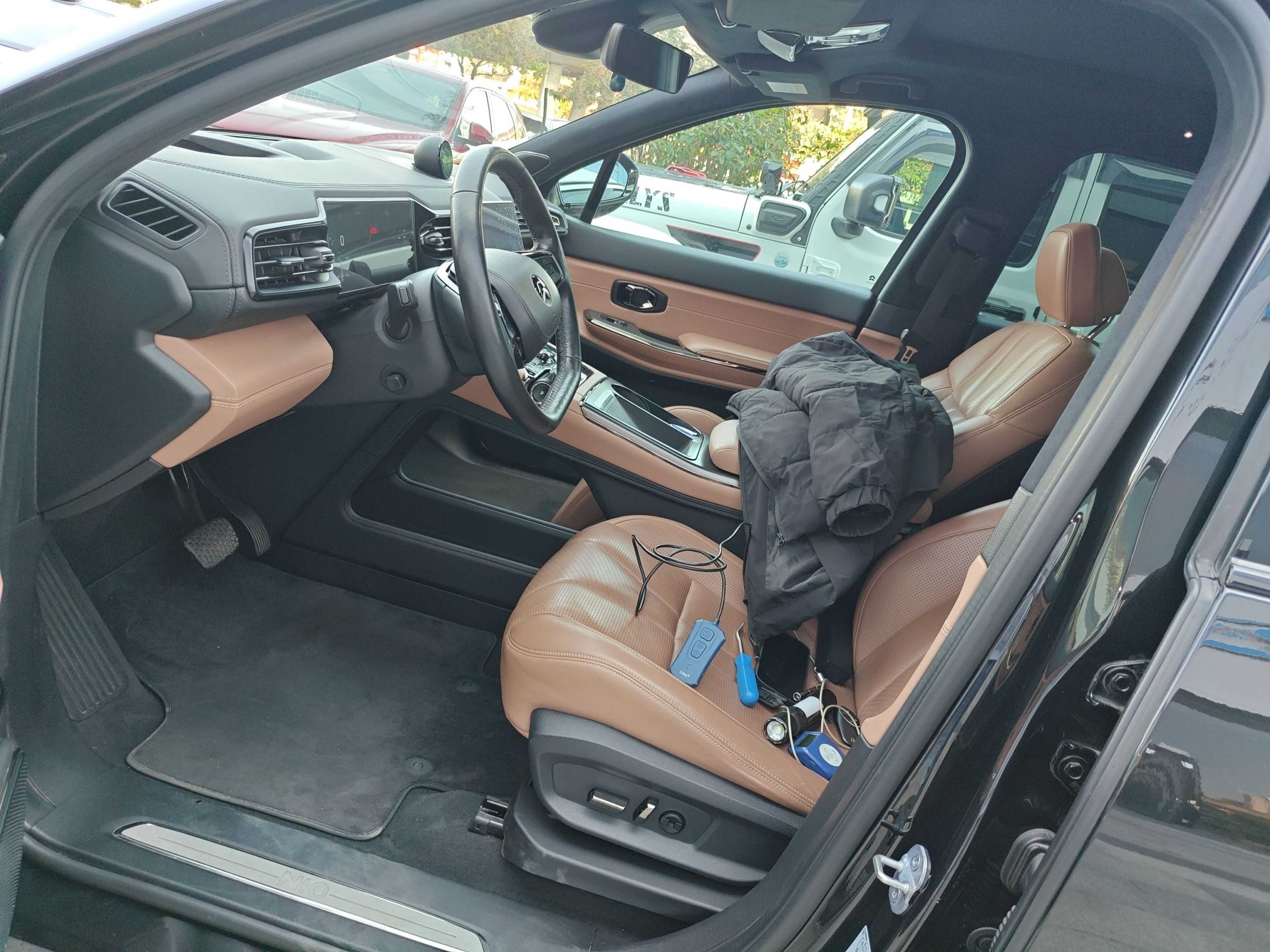 المقاعد الأمامية داخل السيارة