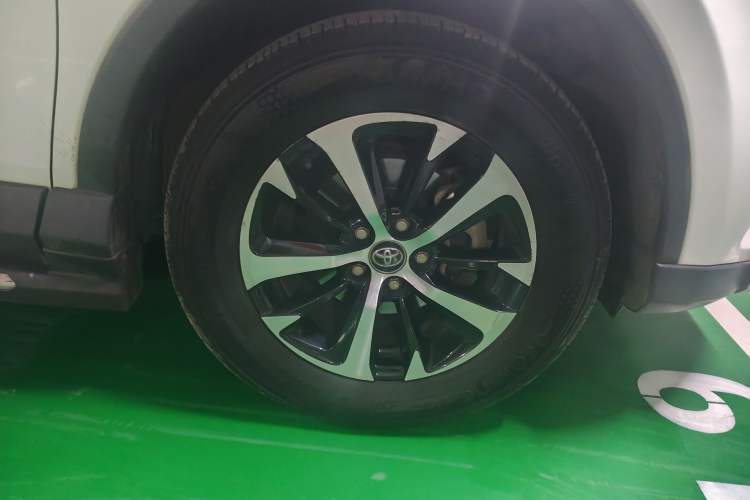 Used Toyota RAV4 2016 2.0L CVT Two-Wheel Drive Fashion Edition China V Standard
