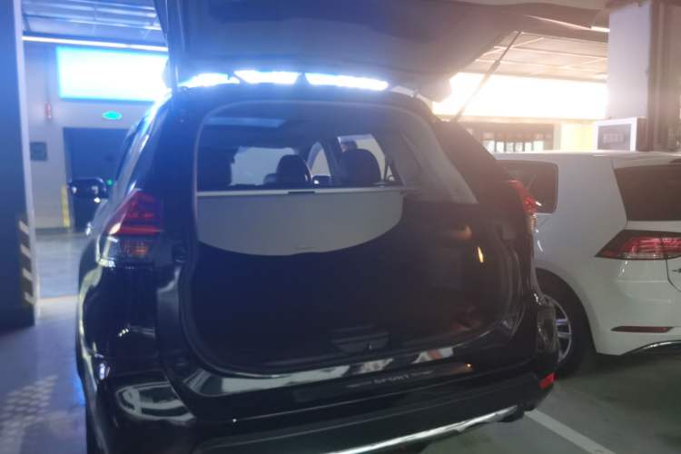 Used Nissan X-Trail 2023 Classic 2.0L Two-Wheel Drive Smart Connect Premium Edition