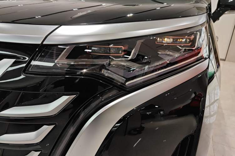 Used Denza D9 2025 DM-i Intelligent Drive 1020 Four-Wheel Drive Flagship Model