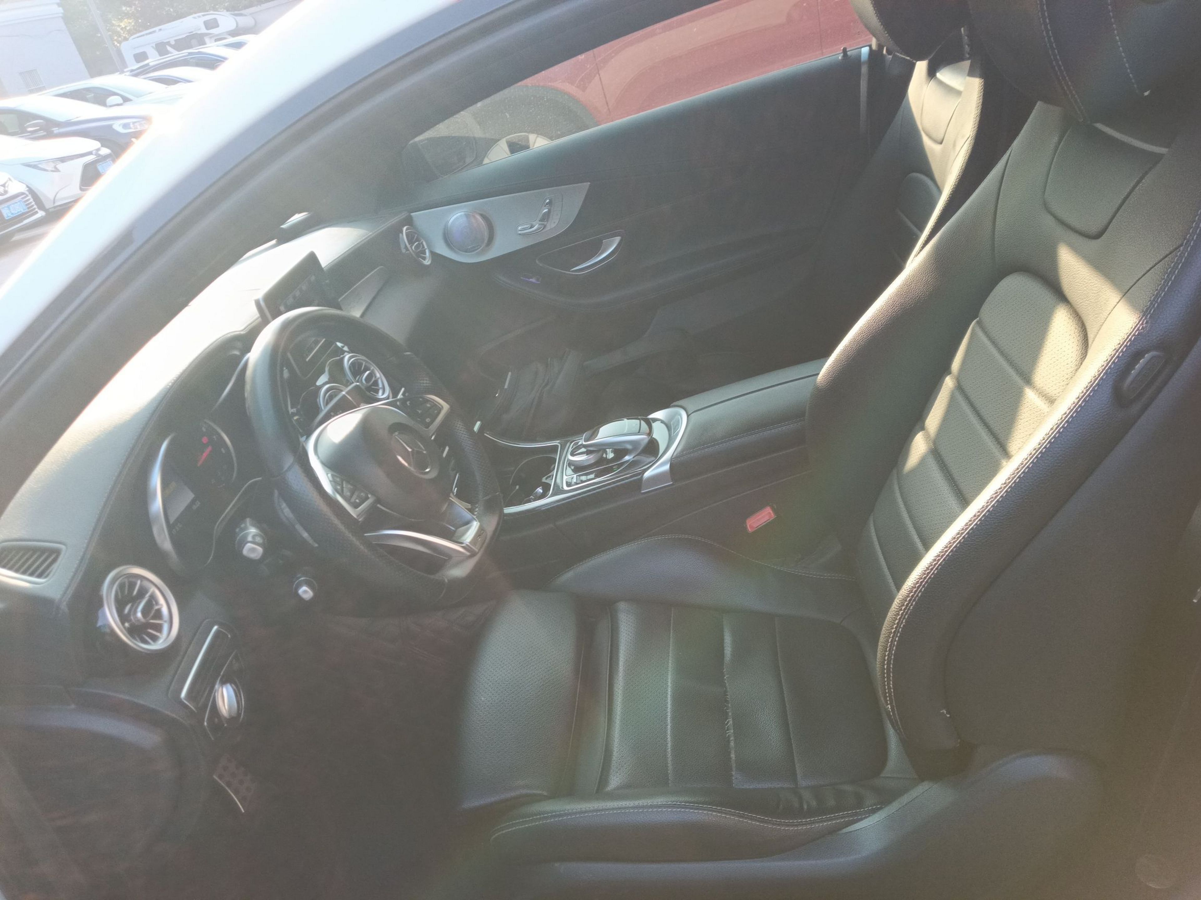 المقاعد الأمامية داخل السيارة