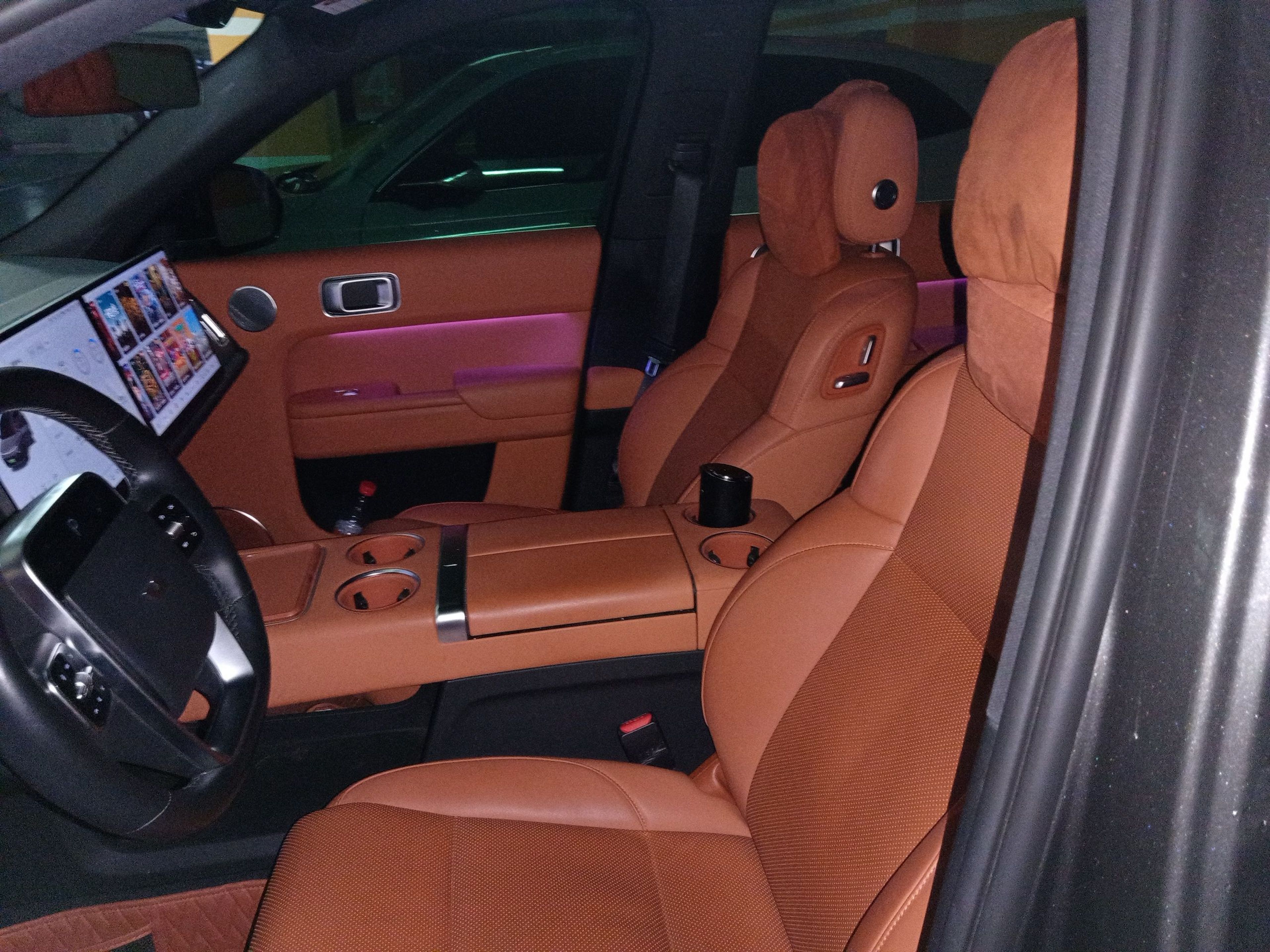 المقاعد الأمامية داخل السيارة