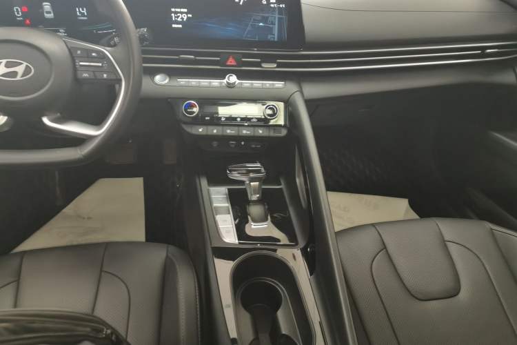 Used Hyundai Elantra 2023 1.5L CVT LUX Prestige Edition
