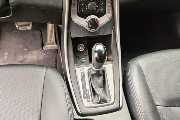 Used Hyundai Elantra (5th Generation / Langdong) 2016 1.6L Automatic Smart Version