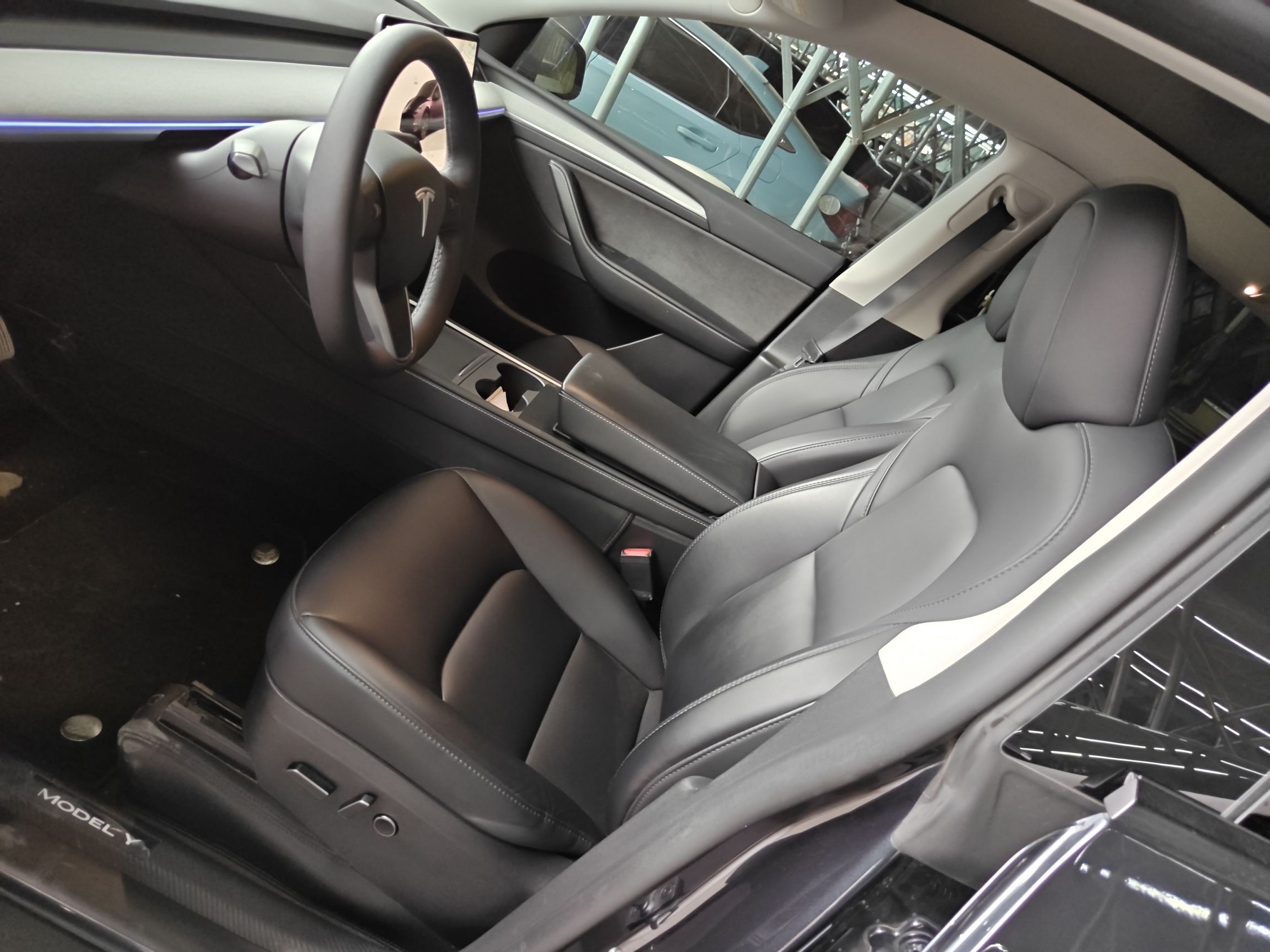 المقاعد الأمامية داخل السيارة