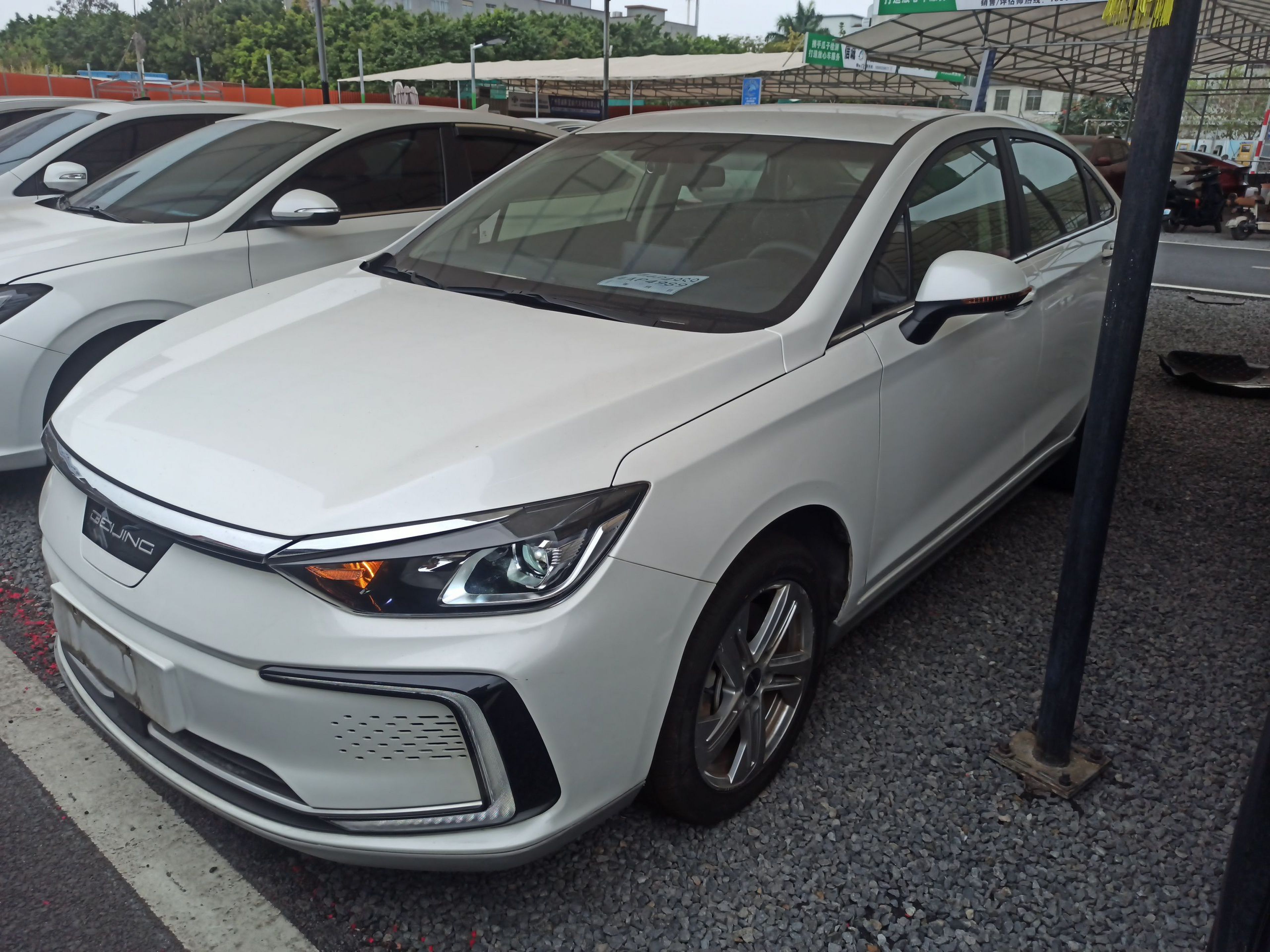 تحت مقدمة السيارة