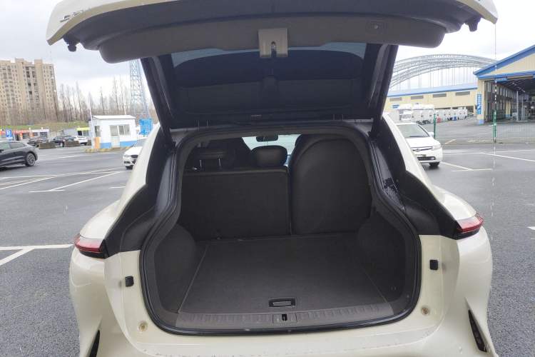 Used  LS7 2023 100kWh Lux Rear-Drive Version