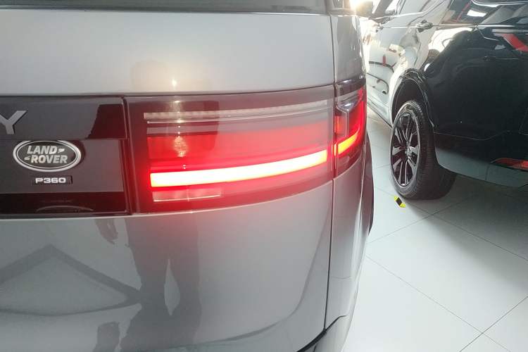 Used Land Rover Discovery 2021 360 PS R-Dynamic S
